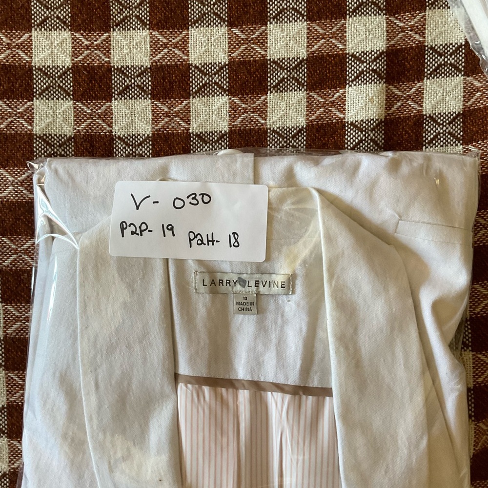 Larry Levine linen blend White Blazer. Size 10 - Picture 8 of 8